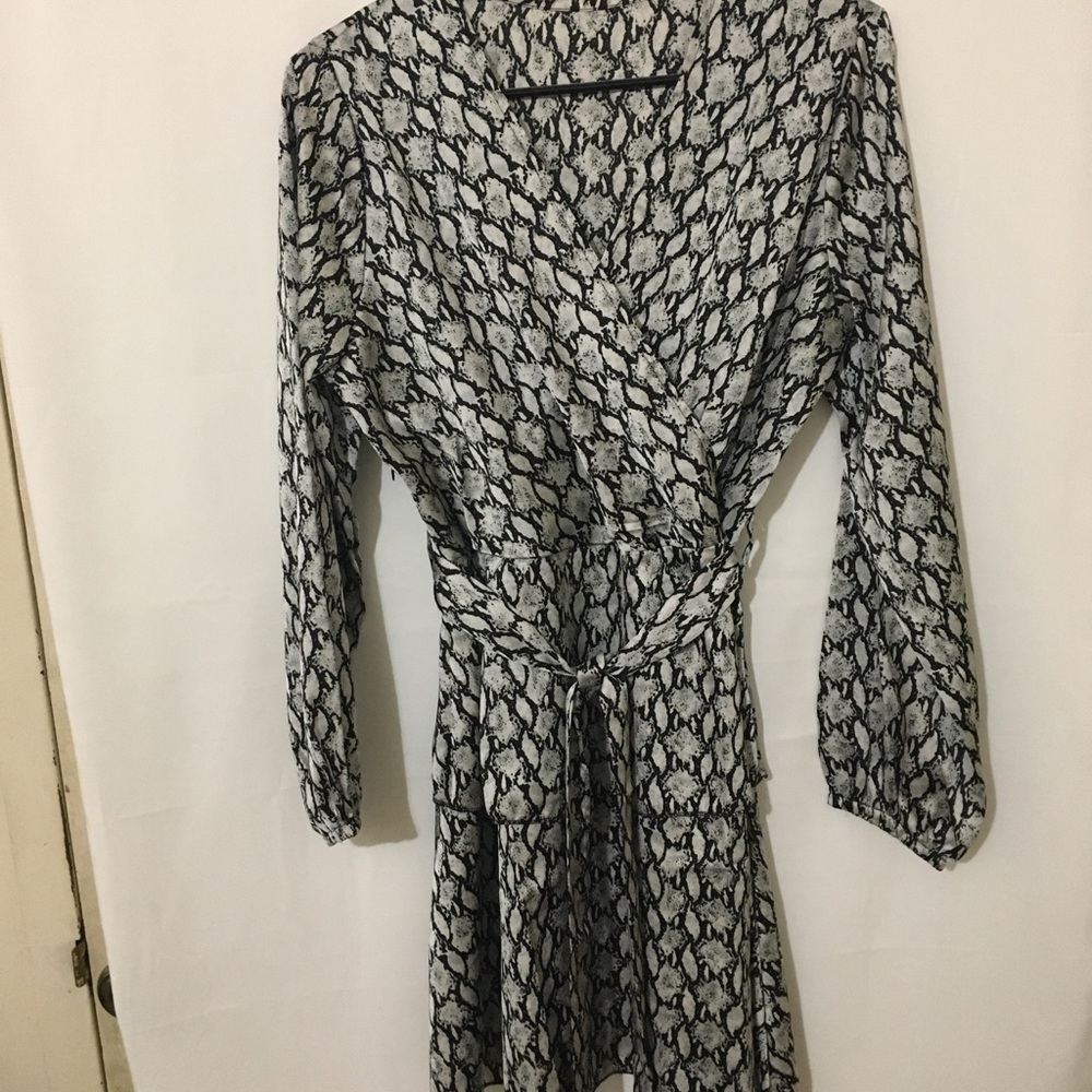 3/$28❤️Snake Print  Dress V neck - Picture 4 of 12